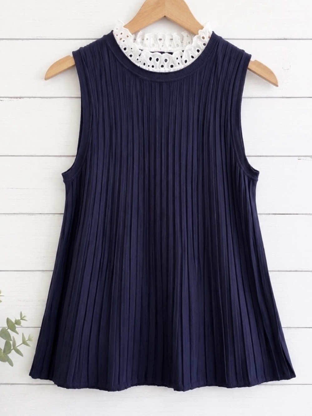 NWT Ann Taylor Navy Pleated Sleeveless Top White Eyelet Ruffle Collar L